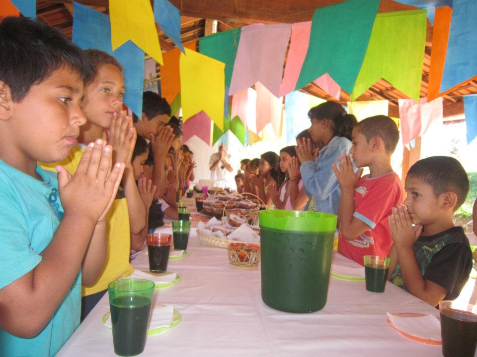 Niños comparten alimentos como parte de la verdad, tolerancia y paz