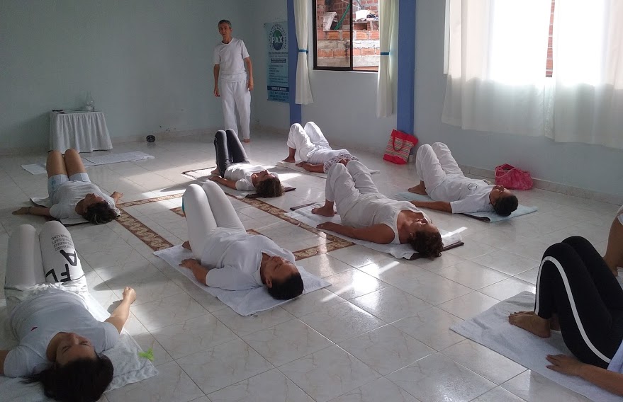 Adultos practican yoga