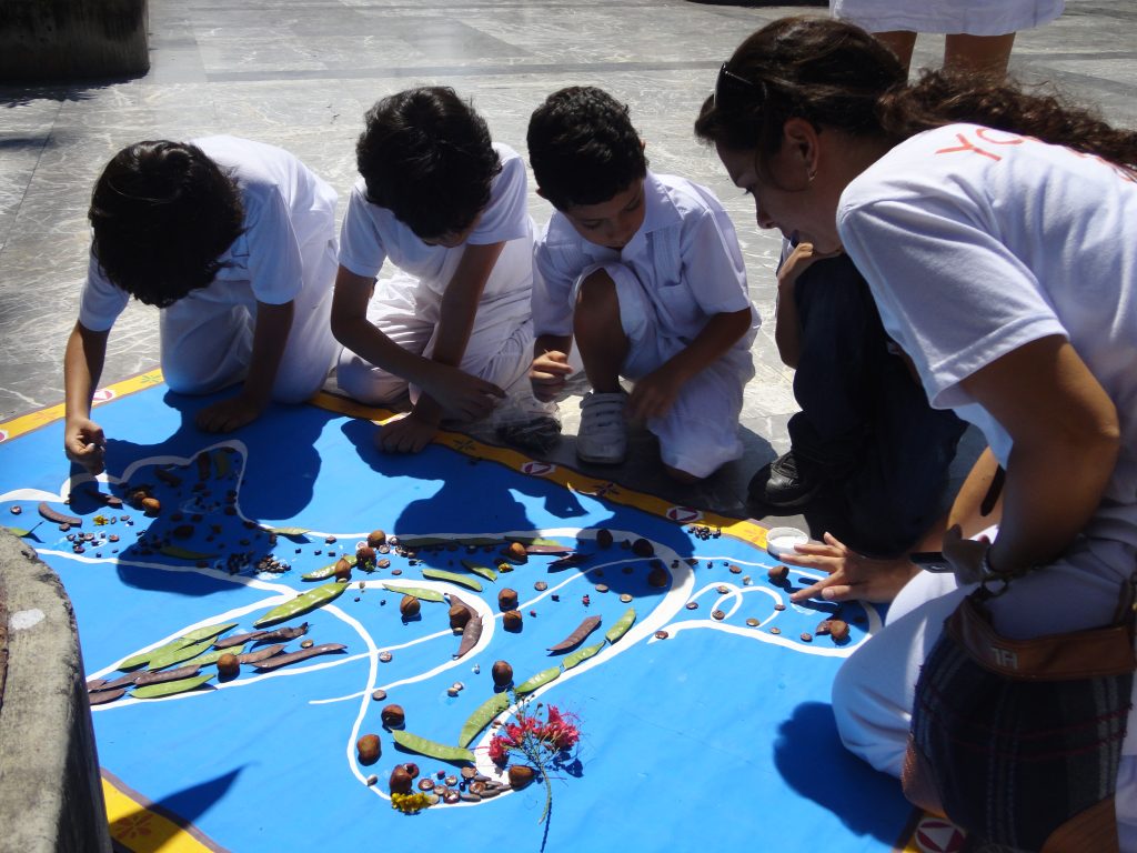 Niños y docente realizan composición de paloma de la paz en la Ciencia del Vivir