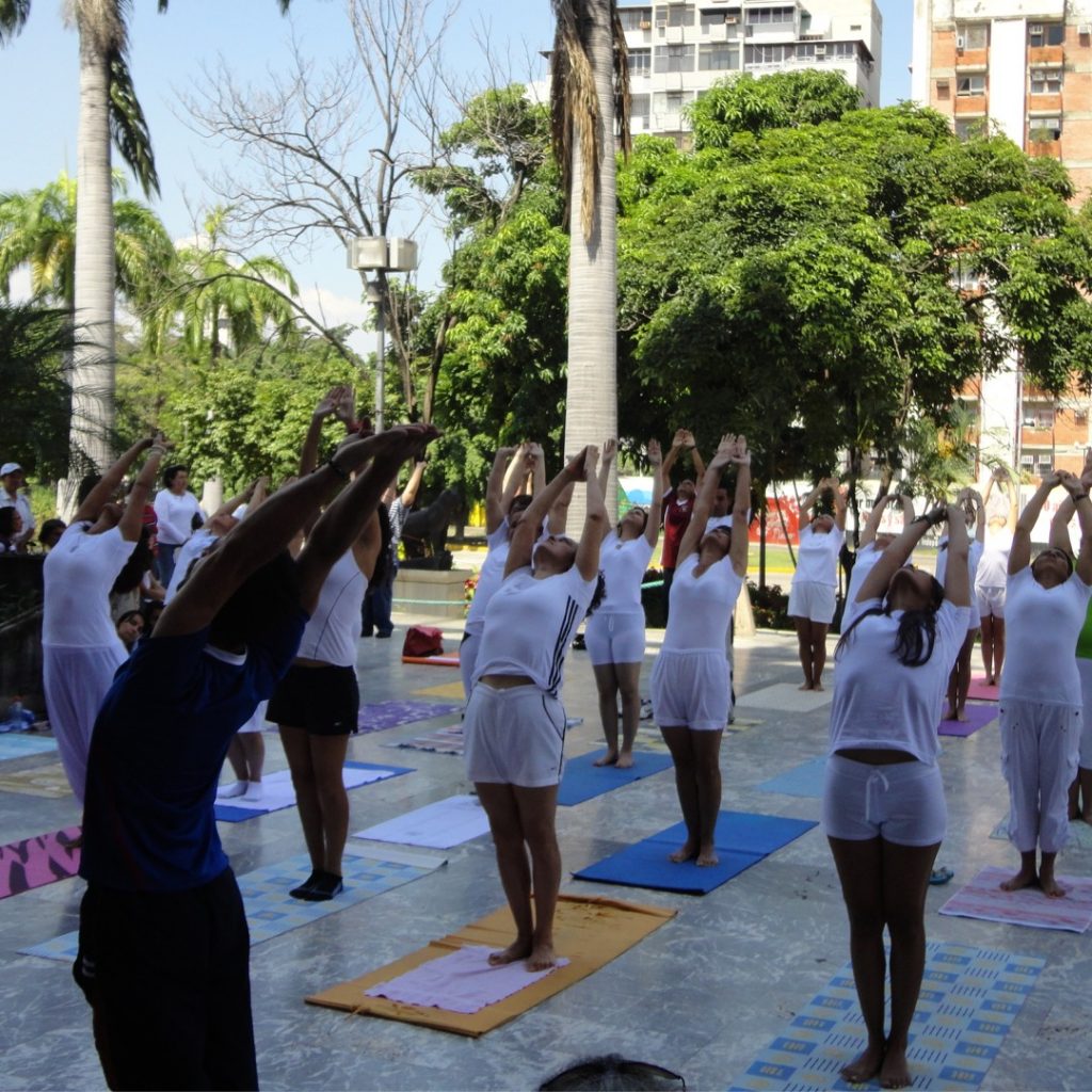 Gente haciendo yoga al aire libre en señal de verdad, tolerancia y paz