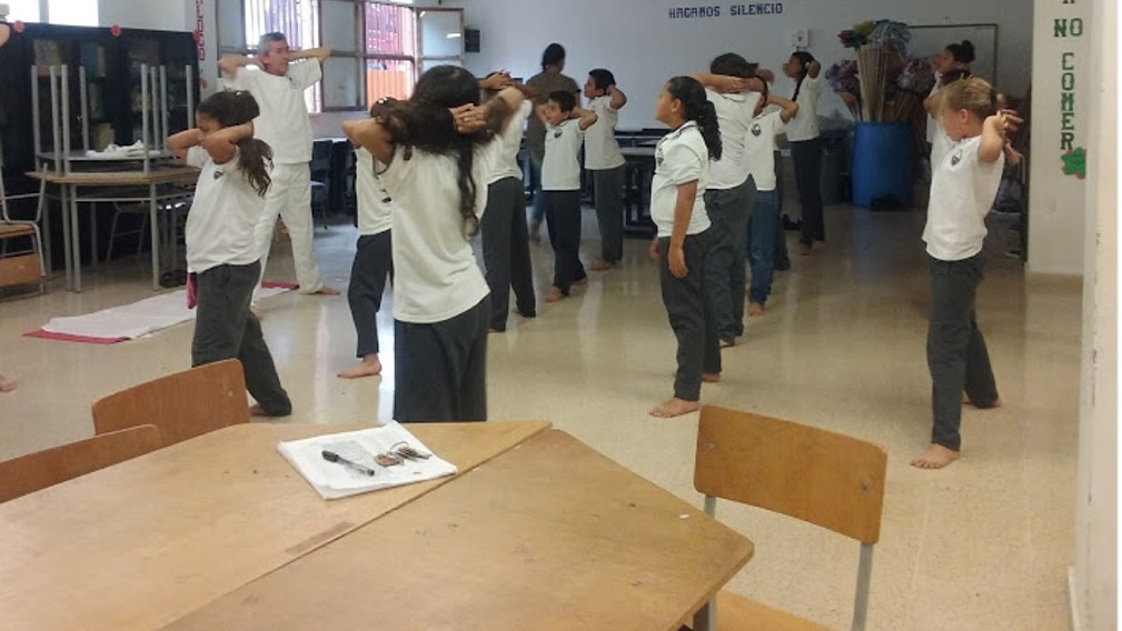 Estudiantes practican yoga en Desarrollo Humano y Trascendencia