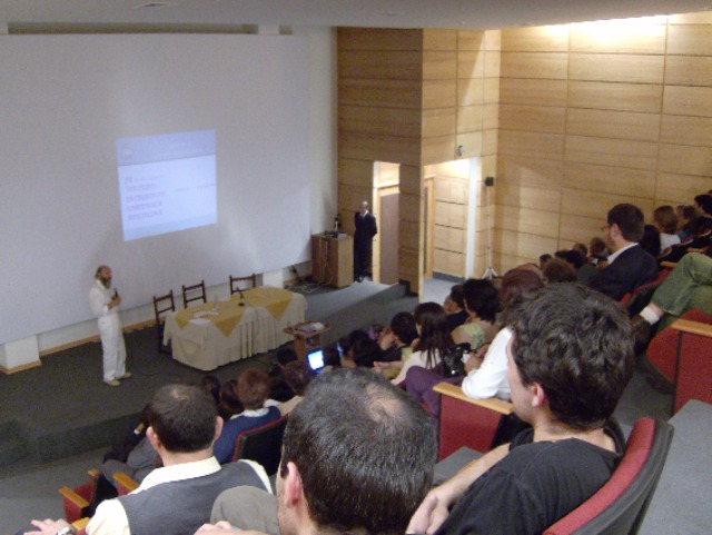 El presidente de la GFU, Sergio Ushitel, expone la verdad, tolerancia y paz frente a un auditorium