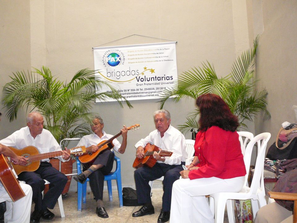 tres músicos expresan el arte con sus guitarras al público.