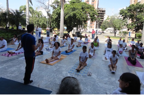 Adultos realizan yoga en espacio público de la Ciencia del Vivir
