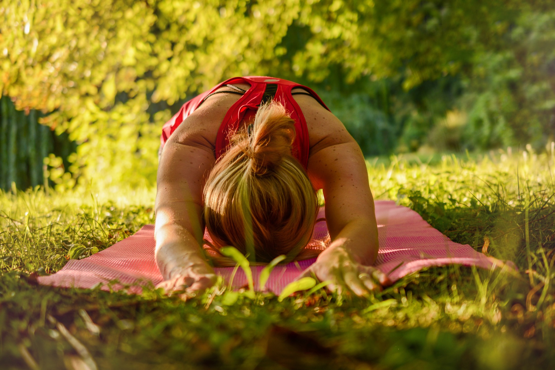 Mujer practica yoga sobre manta en busca de la felicidad