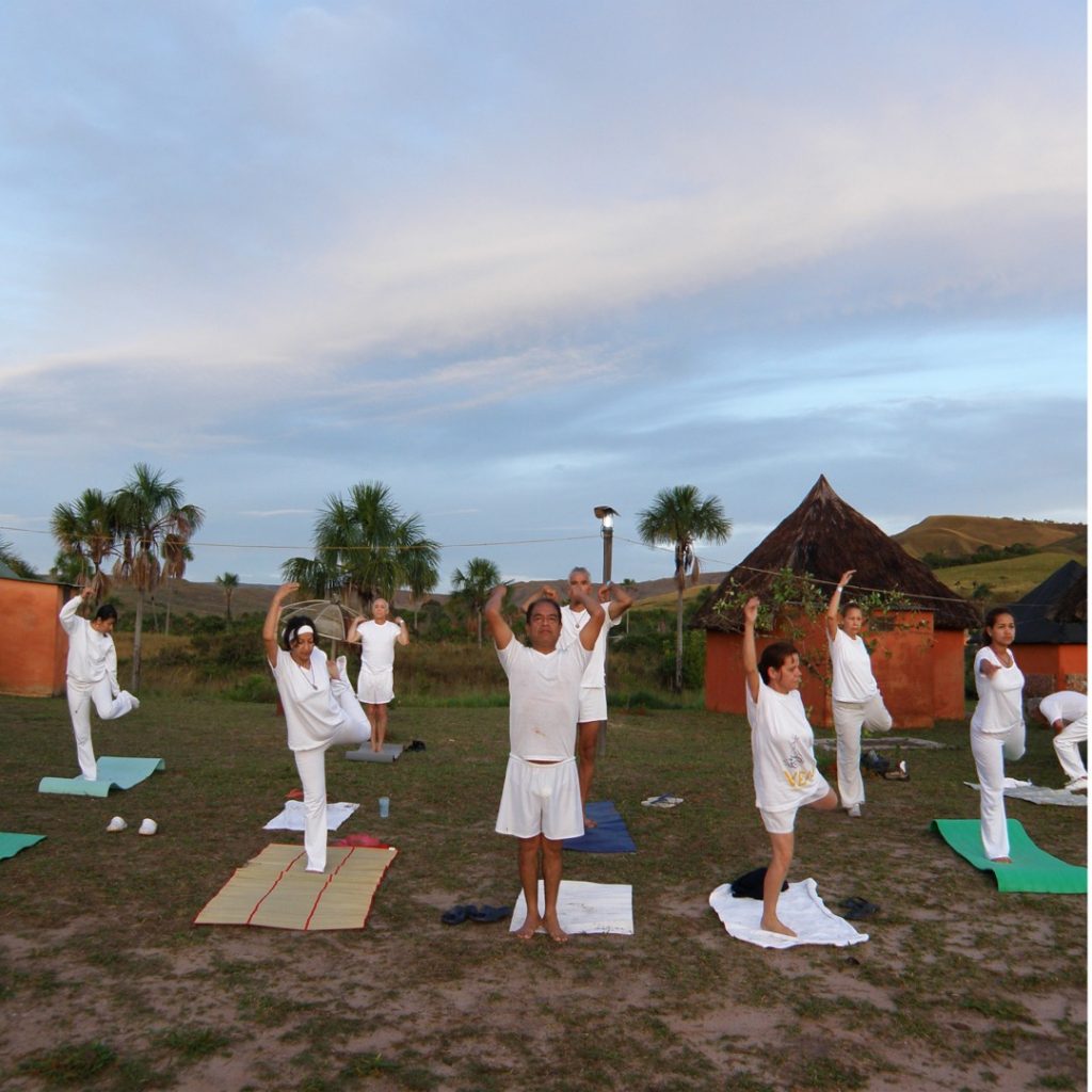 Practicantes de la verdad, tolerancia y paz del programa yoga yoguismo