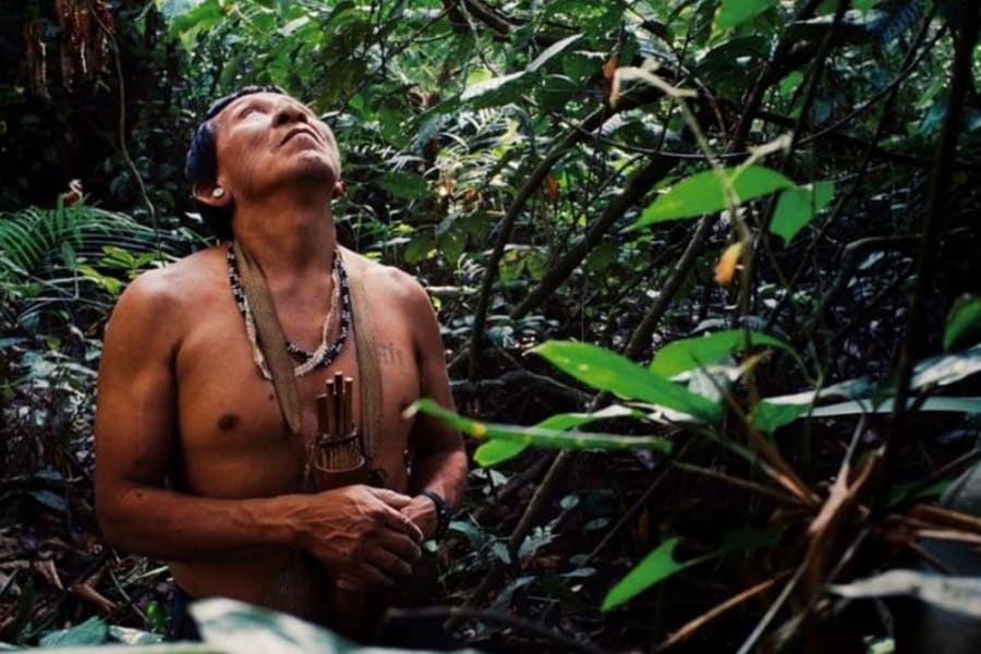 indígena de las comunidades ancestrales en medio de la selva amazónica